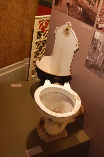 In der Ausstellung im Roten Rathaus sind unter anderem ein altes