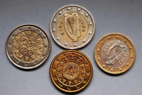 1 Euro Münzen aus Irland und Europa - auch die 2 Euro Münze ein