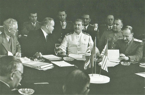 Wann Fand Die Letzte Potsdamer Konferenz Statt Josef Stalin in weißer Uniform kam zu den Sitzungen immer zu spät, so